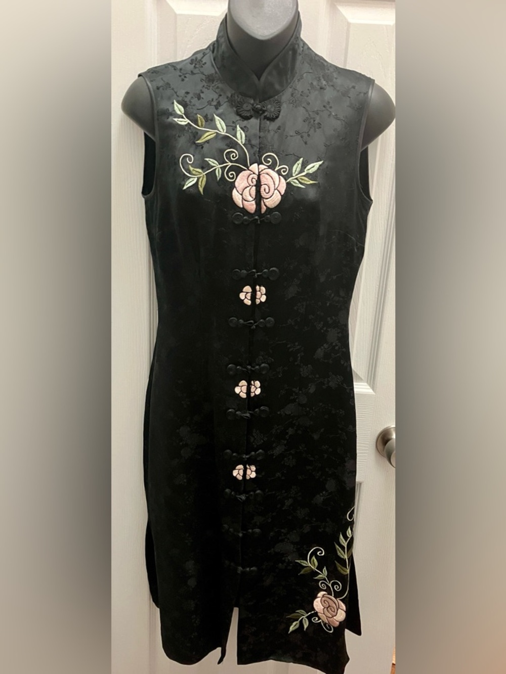 Sleeveless Black Floral Embroidered Cheongsam Qipao Dress